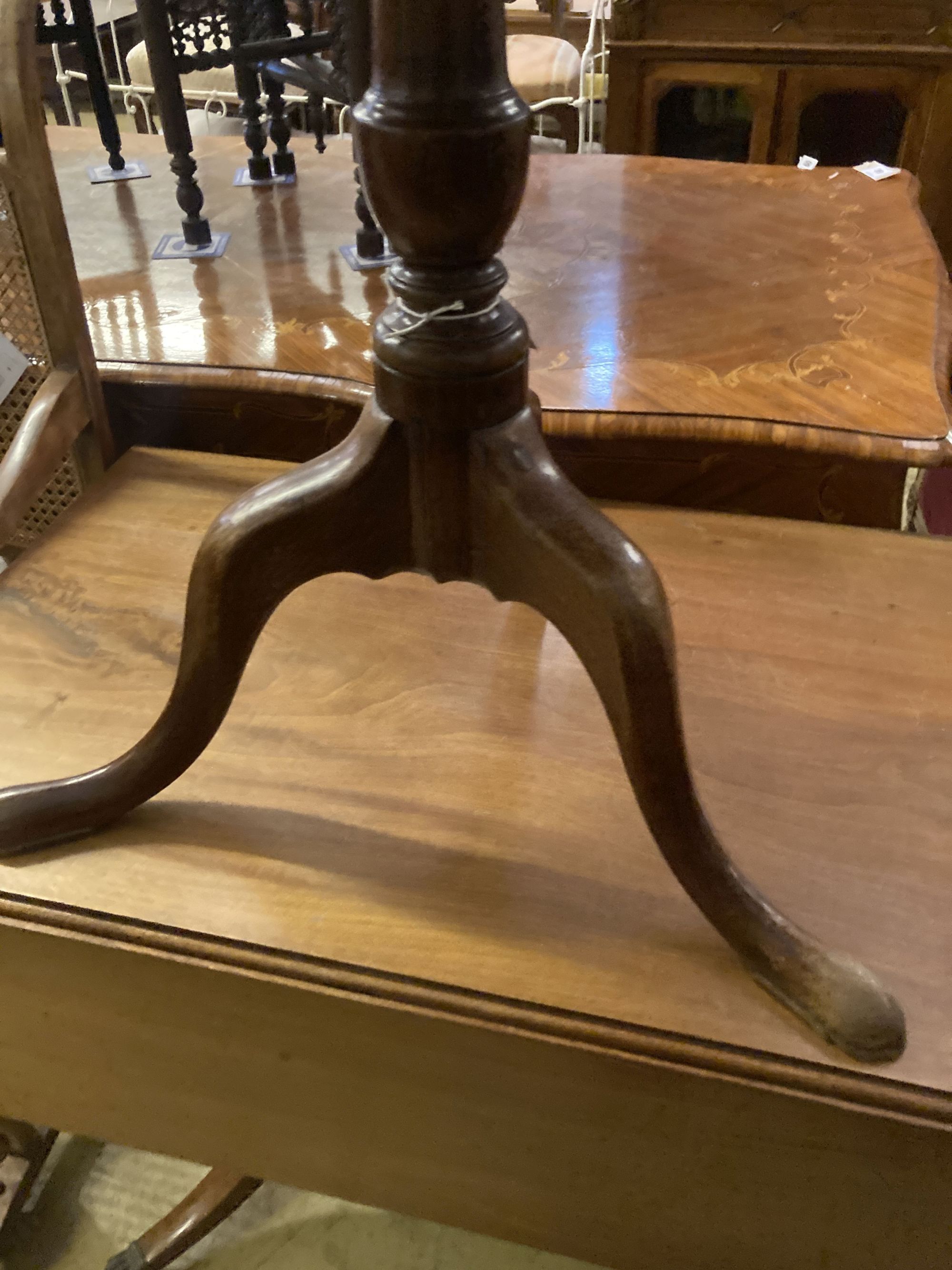 A George III mahogany circular tilt top tea table, 76cm diameter, height 71cm